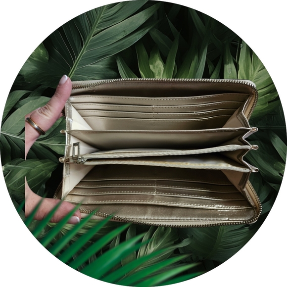 GUESS ZIP AROUND 3 COMPARTMENT WALLET/WRISTLET/CLUTCH w/PHONE POCKET🩷 EUC - Picture 10 of 10